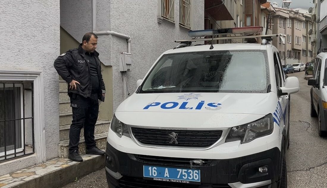Cezaevinden izinli çıkan 3 arkadaşın gecesi ölümle bitti: 2 kişi gözaltında Bursa’da cezaevinden izinli çıkan 3 arkadaşın kaldığı evde bir kişi