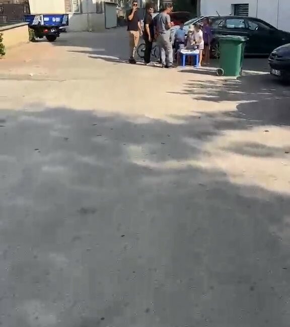 Çocukların limonatalarını Bursa Büyükşehir ekipleri satın aldı Bursa’da kendi imkanlarıyla evde hazırladıkları limonataları satarak harçlıklarını çıkarmaya çalışan