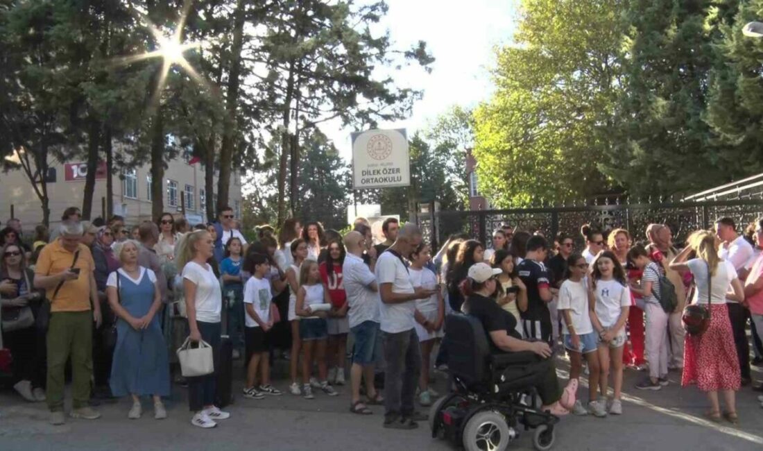 Dilek Özer Ortaokulu velileri okul önünde toplandı: “Çocuklarımız güvende olsun” Bursa’da Dilek Özer Ortaokulu’nun A binasının yıkılacak olması nedeniyle uygulanması