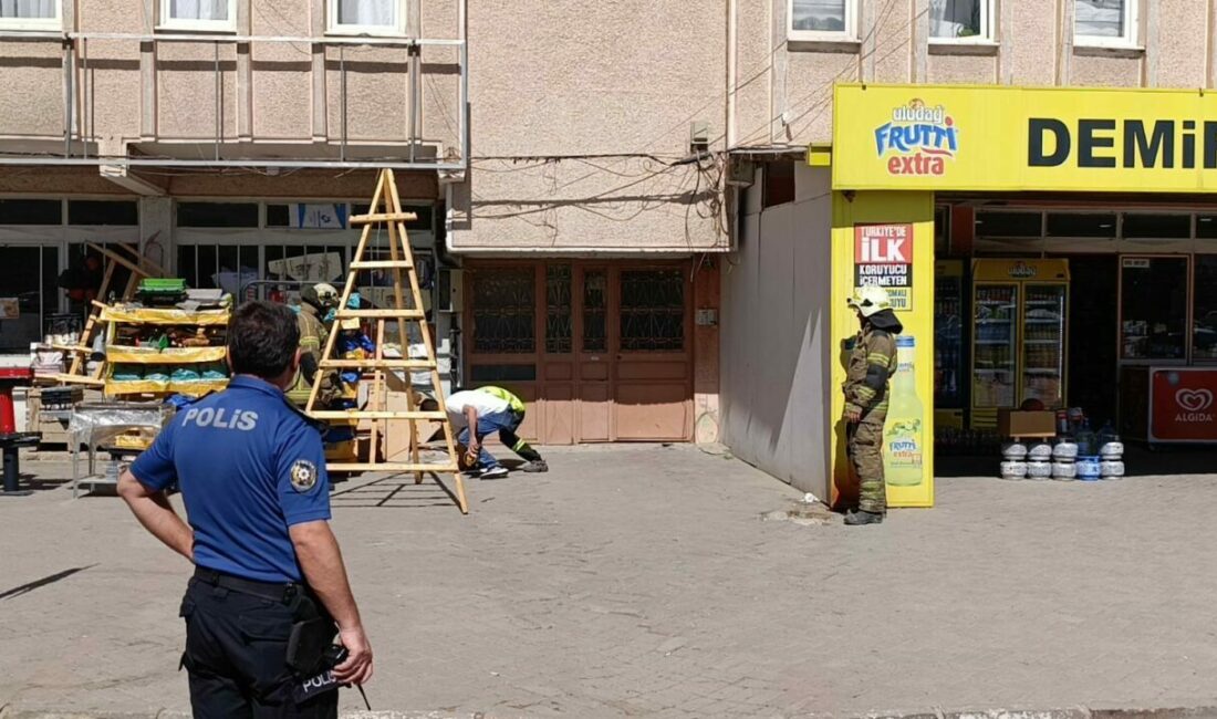 Doğalgaz borusundaki sızıntı paniğe sebep oldu: 6 katlı apartman tedbir amaçlı tahliye edildi Bursa’nın İnegöl ilçesinde 6 katlı apartmanın girişinde bulunan doğalgaz borusundaki