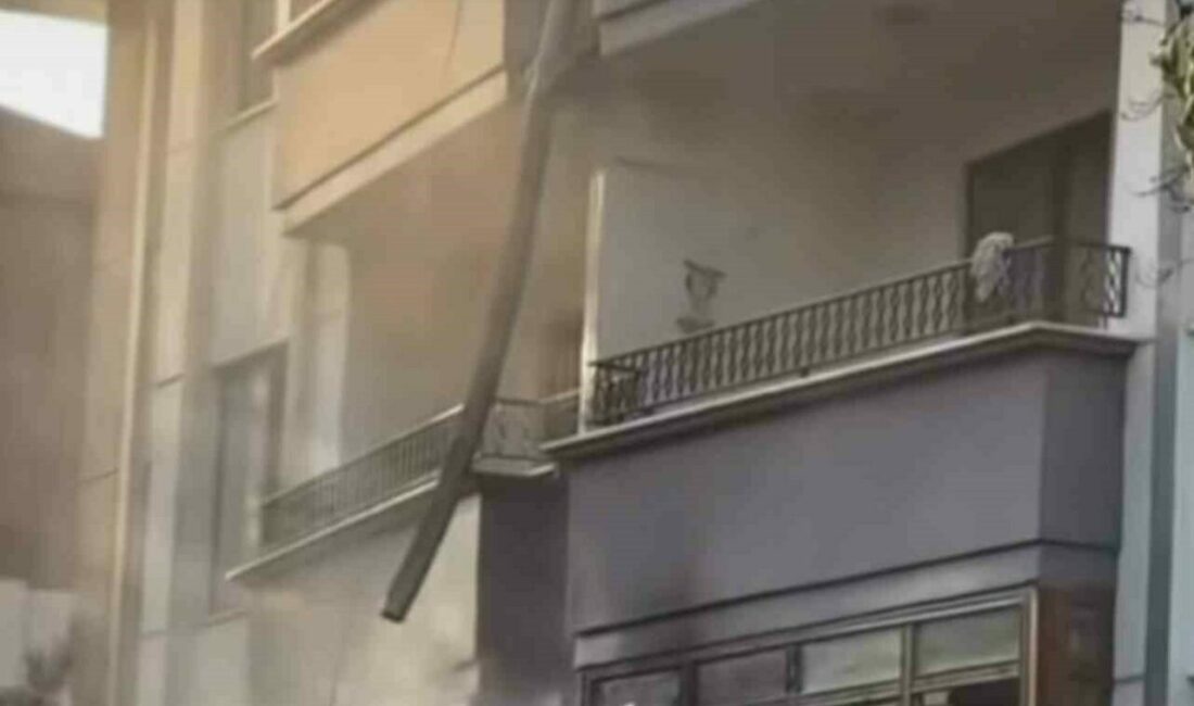 Bursa’da elektrikli araç şarj istasyonunda çıkan yangın, yakındaki daireye sıçradı.