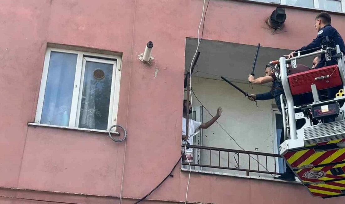 Hastaneye yatmamak için polise bıçak çekip direndi.. Bursa’da psikolojik rahatsızlığı olan ve mahkeme kararıyla hastaneye yatması gereken