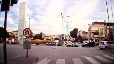 Bursa’da hatalı dönüş yapan otomobil, karşı yönden gelen otomobille çarpıştı.