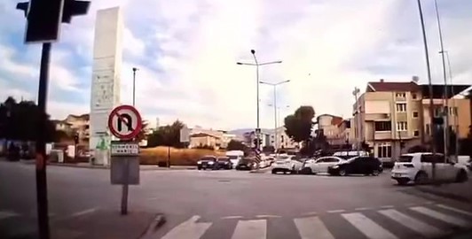 Hatalı dönüş yapan otomobil kazaya neden oldu Bursa’da hatalı dönüş yapan otomobil, karşı yönden gelen otomobille çarpıştı.