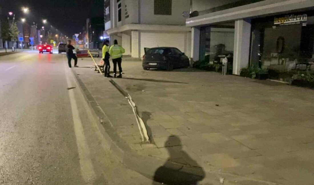 İnegöl’de kontrolden çıkan araç kaldırıma çıktı Bursa’nın İnegöl ilçesinde gece saatlerinde meydana gelen kazada kontrolden çıkan