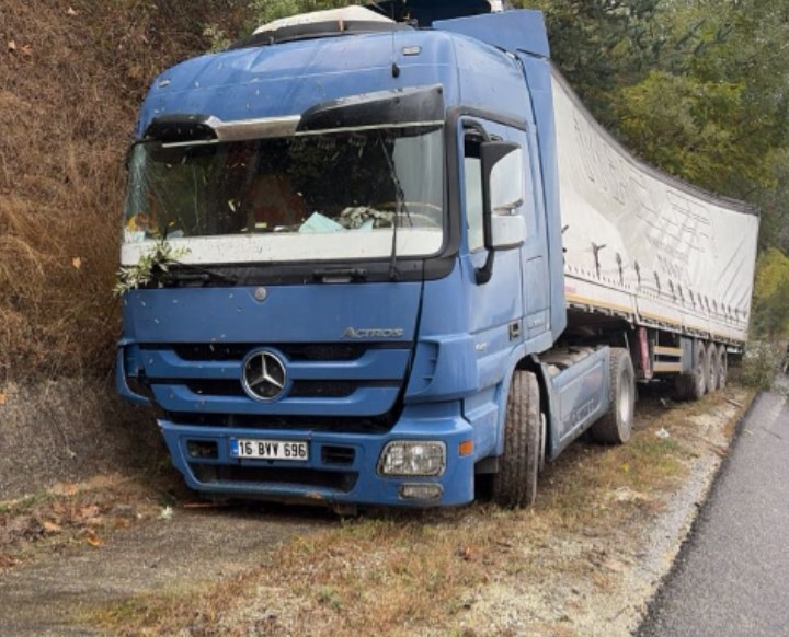 Bursa’nın İnegöl ilçesinde yağış nedeniyle kayganlaşan yolda kontrolden çıkan şeker