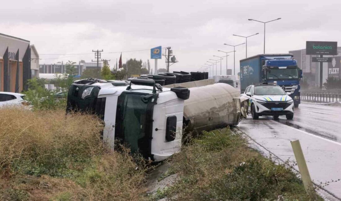 İnegöl’de tuz yüklü tır devrildi Bursa’nın İnegöl ilçesinde yağış nedeniyle kayganlaşan yolda kontrolden çıkan sıvı