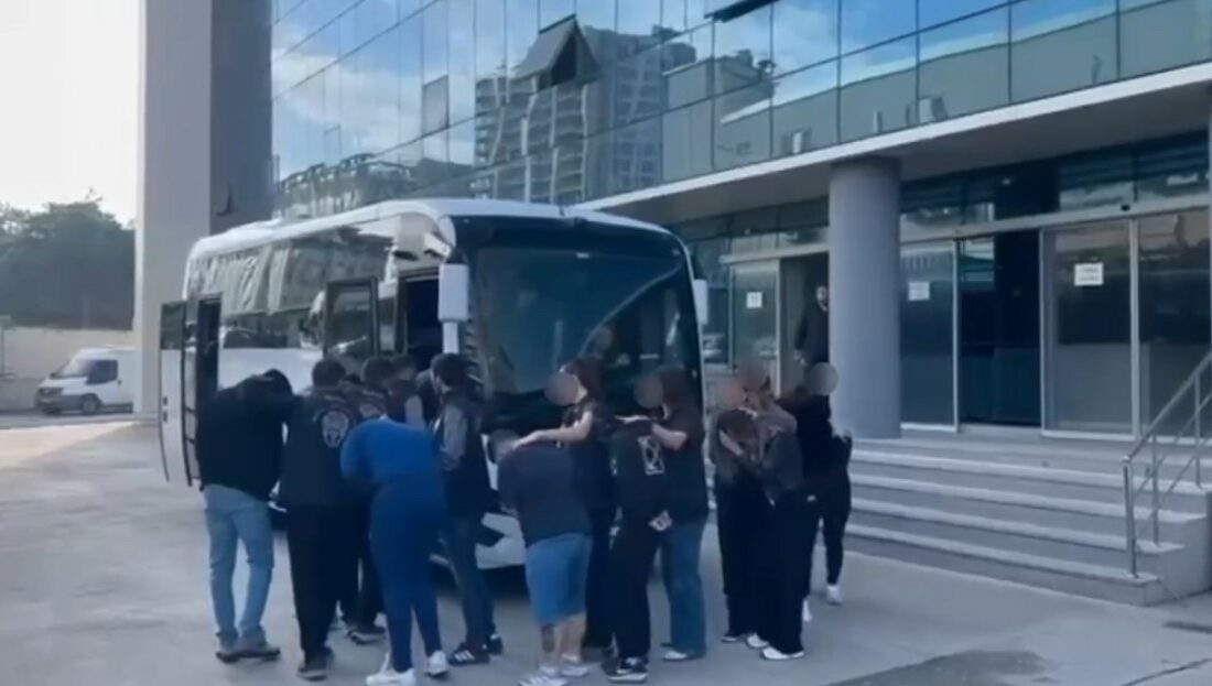 İnternette kadın kılığına girip evlilik vaadiyle kandırdılar, sonra tehdit ettiler Bursa’da internet üzerinden evlilik vaadi ve eskort ilanlarıyla vatandaşları dolandırdığı,