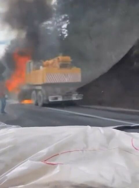 Bursa’da seyir halindeki iş makinesi bir anda alev aldı. Emniyet