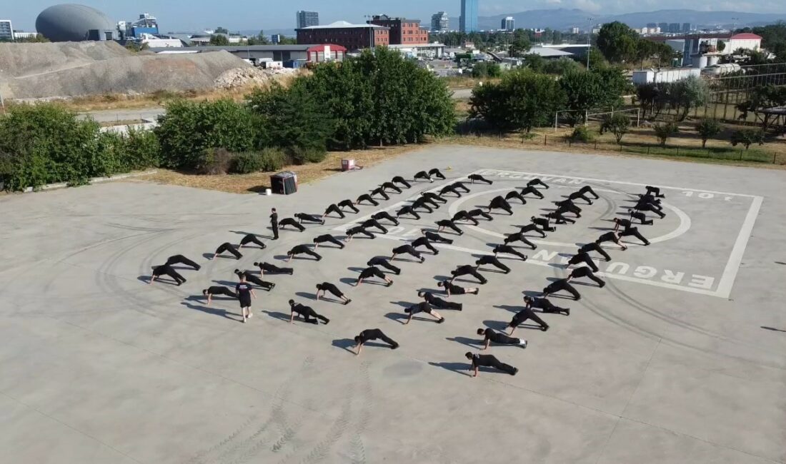 İtfaiyeci olmak için komando eğitimi alıyorlar Bursa’da itfaiyeci olabilmek için ter döken 148 kursiyer komandoları aratmıyor.