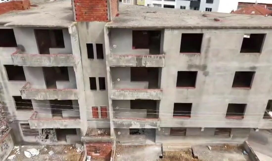 Karacabey’de 30 yıldır tamamlanmayı bekleyen bina mahalleliyi tedirgin ediyor Bursa’nın Karacabey ilçesinde yaklaşık 30 yıldır inşaat halinde bekleyen ve