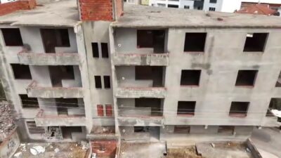 Bursa’nın Karacabey ilçesinde yaklaşık 30 yıldır inşaat halinde bekleyen ve