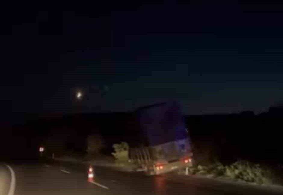 Karacabey’de kamyonet ağaçlara çarptı Bursa’da kontrolden çıkan kamyonet yol kenarında bulunan ağaçlara çarptı, kaza