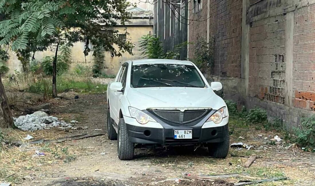 Kendini otomobile kilitleyen kadın ekiplere zor anlar yaşattı Bursa’nın Osmangazi ilçesinde park halindeki otomobile kendini kilitleyen kadın, ekiplere