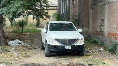 Bursa’nın Osmangazi ilçesinde park halindeki otomobile kendini kilitleyen kadın, ekiplere