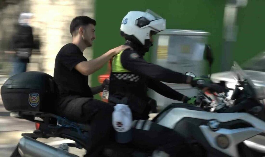 Kimliğini unutan genç için anne ve polis seferber oldu Kamu Personeli Seçme Sınavı (KPSS) için adaylar sabahın erken saatlerinden