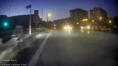 Bursa’da kırmızı ışık ihlali yapan otobüs, motosiklet sürücüsüne çarpıyordu. Durum