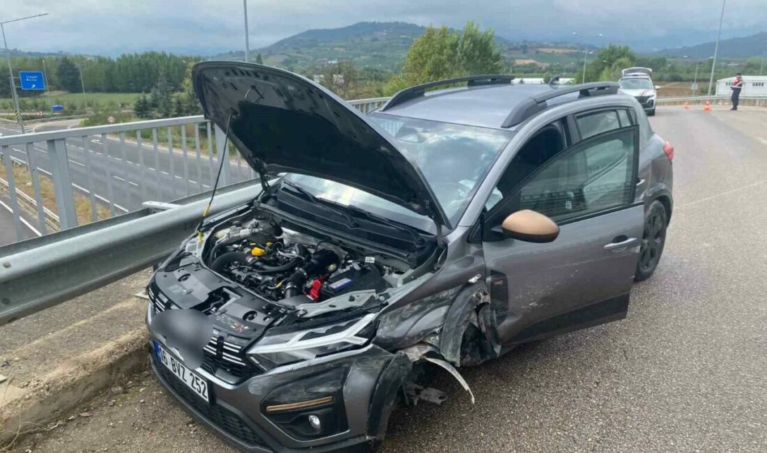 Kontrolden çıkan araç bariyerlere çarptı: 2 yaralı Bursa’nın İnegöl ilçesinde meydana gelen kazada kontrolden çıkan otomobil köprü