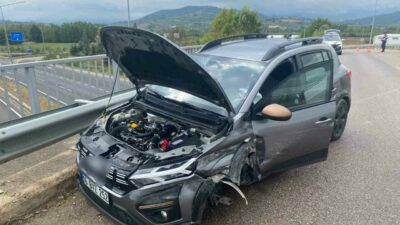Bursa’nın İnegöl ilçesinde meydana gelen kazada kontrolden çıkan otomobil köprü