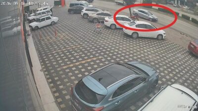 Bursa’nın İnegöl ilçesinde kontrolden çıkan otomobil, kamyonete ve park halindeki
