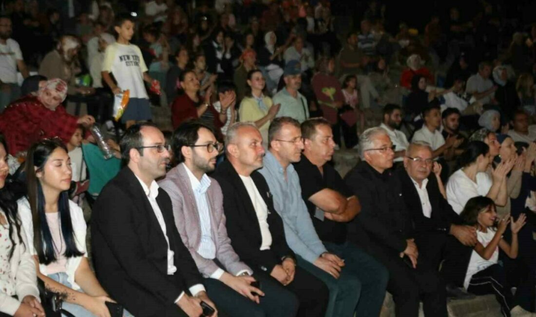 Kurtuluş coşkusu gençlik korosu konseriyle Yeniceköy’e taşındı İnegöl Belediyesi tarafından şehrin düşman işgalinden kurtuluşunun 104. yılı etkinlikleri