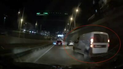 Bursa’da hafif ticari otomobil sürücüsü makas atarak trafiği tehlikeye attı.