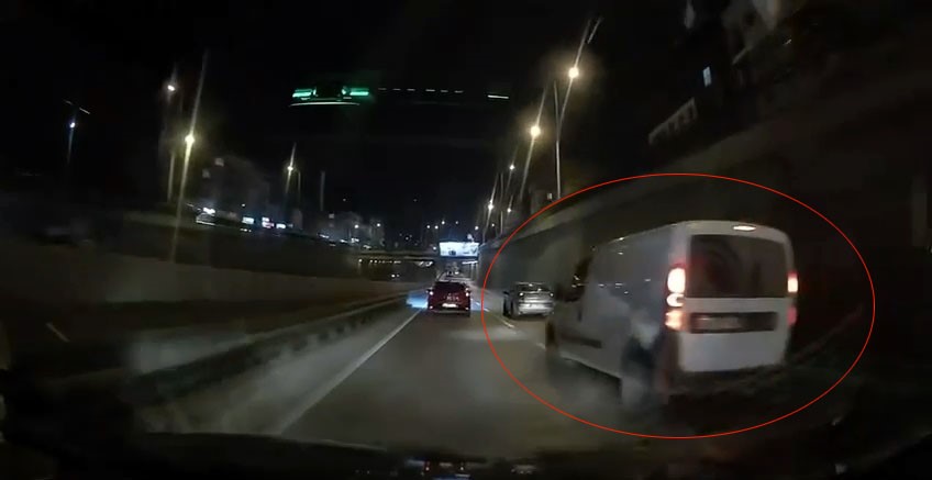Makas atarak trafiği tehlikeye attı Bursa’da hafif ticari otomobil sürücüsü makas atarak trafiği tehlikeye attı.