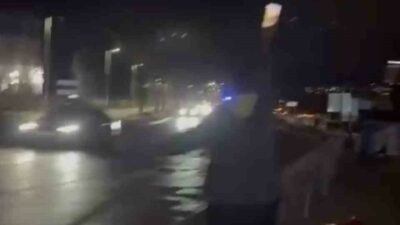 Bursa’da motosiklet sürücüsü, yeni düzenleme yapılan yolda bariyerlere çarparak yaralandı.