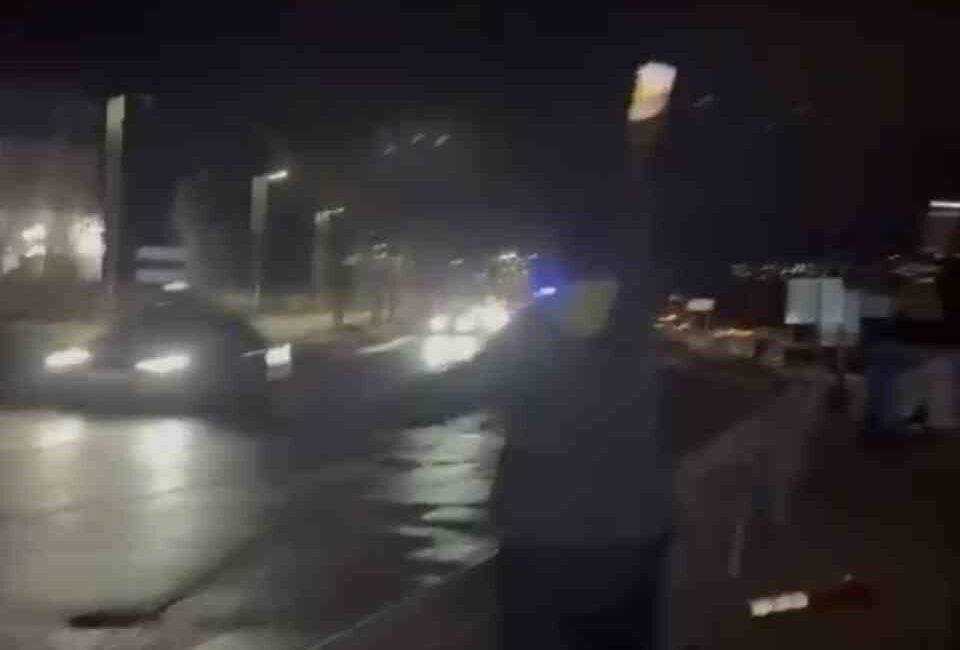Bursa’da motosiklet sürücüsü, yeni düzenleme yapılan yolda bariyerlere çarparak yaralandı.