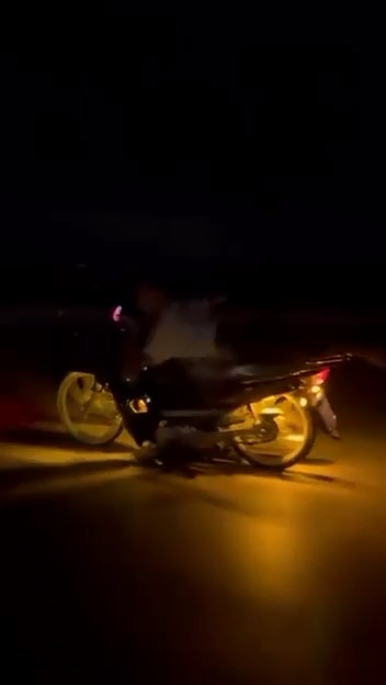 Motosikleti yatarak kullandı, tehlikeli anlar kamerada Bursa’da bir motosiklet sürücüsü, motosikletin üzerine yatarak seyretti. Korku dolu