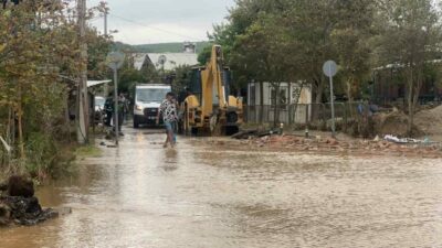 Bursa’nın Mudanya ilçesinde etkili olan sağanak yağış, hayatı olumsuz etkiledi.