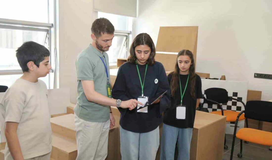 Ortaokul ve lise öğrencileri BTÜ’de robotlarla tanıştı Ortaokul ve lise öğrencileri, Bursa Teknik Üniversitesinde (BTÜ) robot köpeklerden