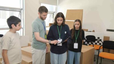 Ortaokul ve lise öğrencileri, Bursa Teknik Üniversitesinde (BTÜ) robot köpeklerden