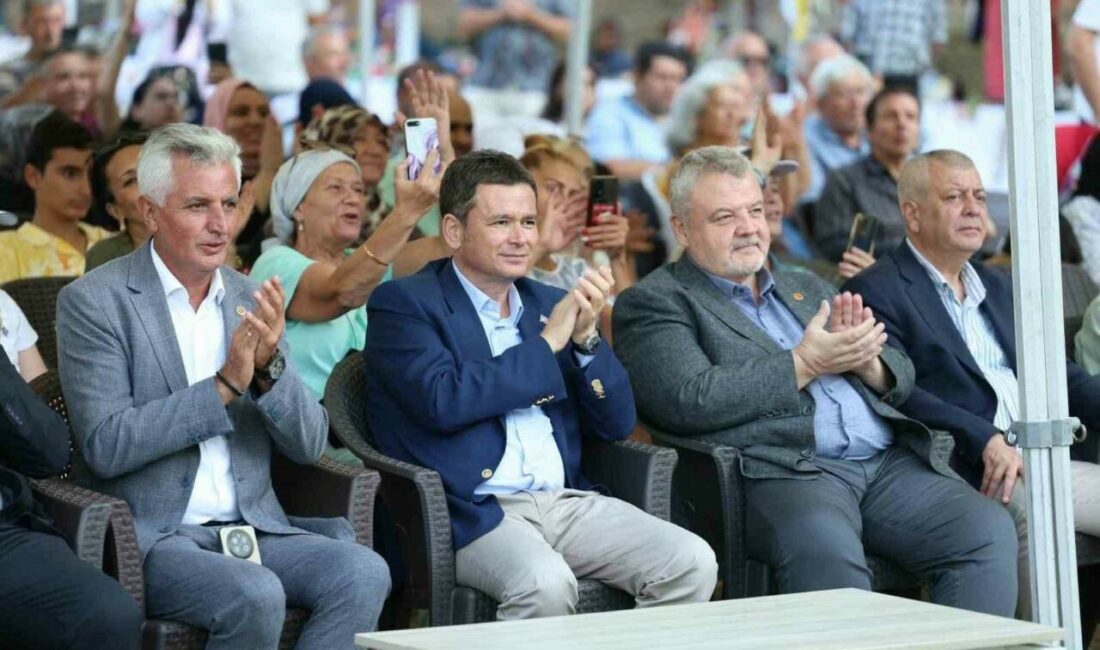 Osmangazi’nin siyah inciri festivalde görücüye çıktı Osmangazi Belediyesi’nin bu yıl 25’incisini düzenlediği “Osmangazi Siyah İncir Festivali”,