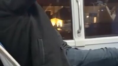 Bursa’da otobüsle seyreden bir şahıs, ayakkabılarını çıkararak ayaklarını karşısında olan