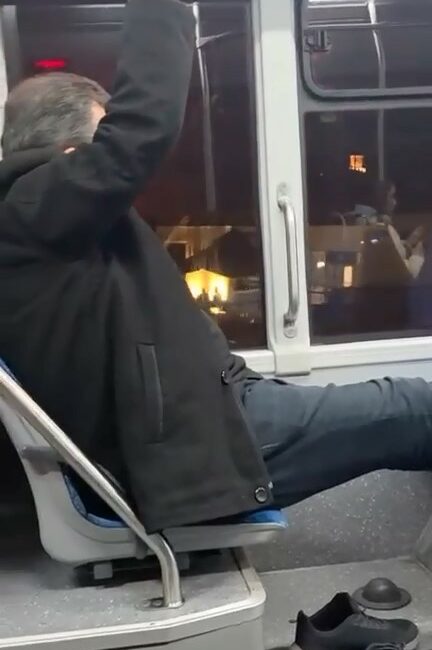 Otobüste ayakkabılarını çıkarıp seyahat etti, rahatlığı pes dedirtti Bursa’da otobüsle seyreden bir şahıs, ayakkabılarını çıkararak ayaklarını karşısında olan