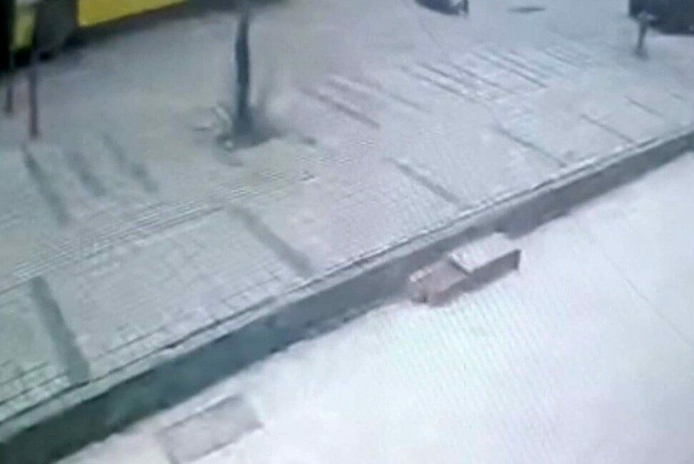 Bursa’nın İnegöl ilçesinde özel halk otobüsünün çarpması sonucu ağır yaralanan