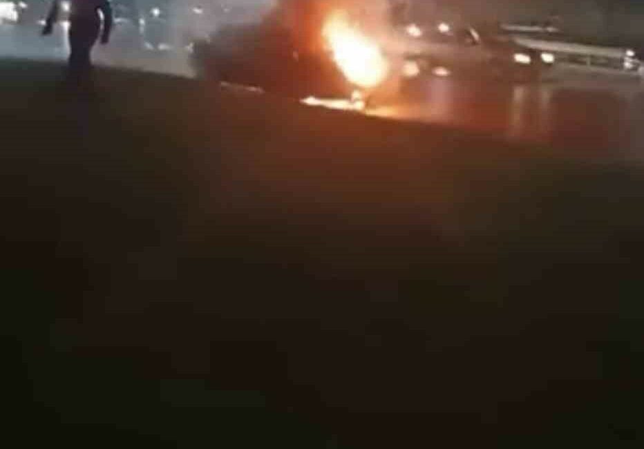 Otomobil alevlere teslim oldu Bursa’da seyir halindeki otomobilin motor kısmında çıkan yangın itfaiye ekiplerinin