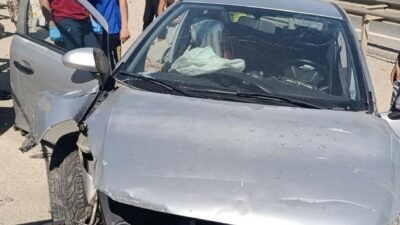 Bursa’nın Orhangazi ilçesinde kontrolden çıkan otomobil, savrularak bariyerleri aştı ve