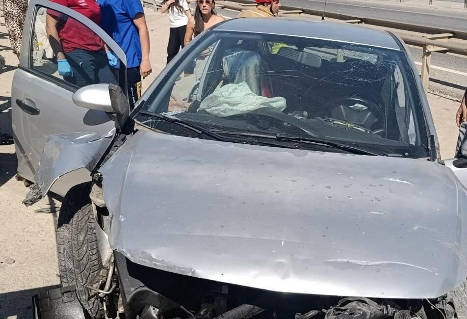 Otomobil bariyerlere ok gibi saplandı: O anlar kamerada Bursa’nın Orhangazi ilçesinde kontrolden çıkan otomobil, savrularak bariyerleri aştı ve