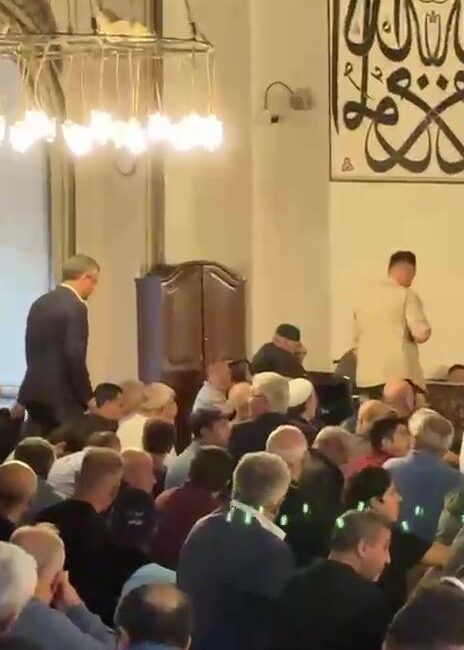 Özgür Özel, cuma namazını Bursa Ulu Cami’de kıldı Çeşitli temaslarda bulunmak ve ziyaretler gerçekleştirmek üzere Bursa’ya gelen Yeni