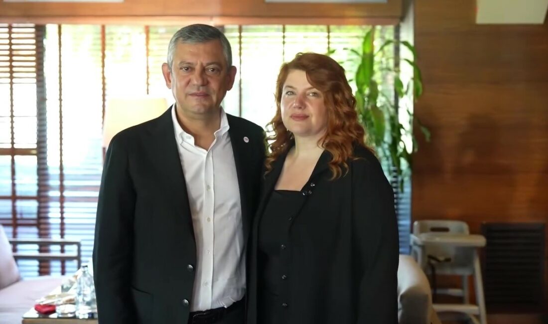 Özgür Özel, geri çevirdiği börek için Canan Uzer ile aynı sofrada buluştu Yeni Parti Genel Başkanı Özgür Özel’in Bursa programında yaşanan börek