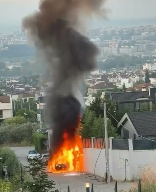 Bursa’da park halindeki araç henüz bilinmeyen bir sebeple alev aldı.