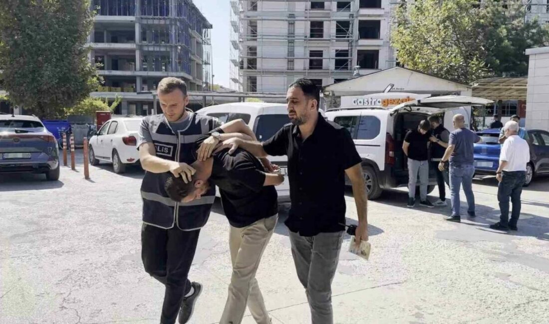Polis kılığında yaşlı kadını dolandıran 2 şüpheli tutuklandı Bursa’nın İnegöl ilçesinde telefonda kendilerini polis olarak tanıtıp 71 yaşındaki