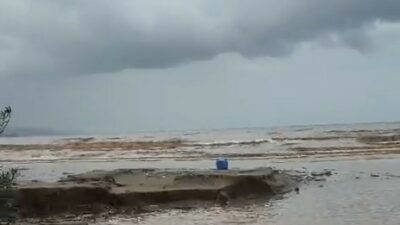 Bursa’nın Mudanya ilçesinde etkili olan sağanak yağış, bazı bölgelerde su