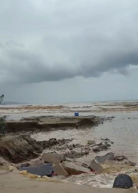 Sağanak vurdu, Mudanya’da ekipler alarma geçti Bursa’nın Mudanya ilçesinde etkili olan sağanak yağış, bazı bölgelerde su