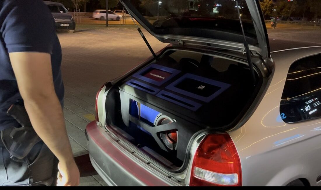“Seviyoruz ama” dedi, 21 bin lira ceza yedi… Abartı egzoz pahalıya patladı Bursa’da abartı egzozla seyir halinde olan genç sürücü, arkasında sivil