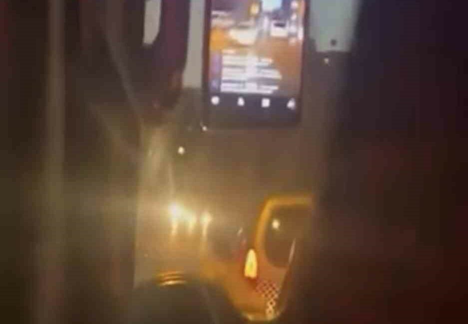 Seyir halindeki özel halk otobüsü şoförü canlı yayın açtı Bursa’da özel halk otobüsü şoförünün seyir halindeyken sosyal medya hesabından