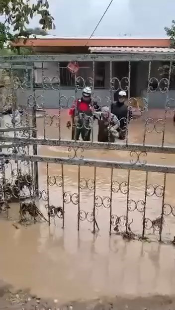 Taşkında mahsur kalanlar böyle kurtarıldı Bursa’nın Mudanya ilçesinde etkili olan sağanak yağış sebebiyle su baskınında