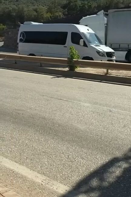 Ters şeride giren servis minibüsü tehlike saçtı Bursa’nın Kestel ilçesinde seyir halindeki bir servis minibüsünün ters şeride